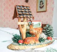 5i RD s garážou, Čierna Lehota, okr. Bánovce n./B. - Dekorácia s jeleňmi na stole v interiéri rodinného domu s ozdobnou tapetou.