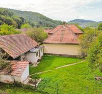 5i RD s garážou, Čierna Lehota, okr. Bánovce n./B. - Rodinný dom v Čiernej Lehote obklopený zeleňou a okolitou prírodou.