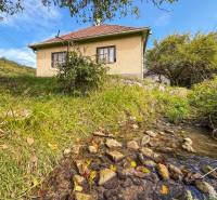 5i RD s garážou, Čierna Lehota, okr. Bánovce n./B. - Rodinný dom v Čiernej Lehote pri potoku obklopený prírodou a trávou.