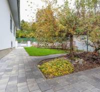 Predaj, rodinný dom s bazénom Domaniža - EXKLUZÍVNE ... - Dlažba a záhrada okolo rodinného domu v Domaniži, s bohatou zeleňou.