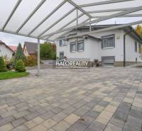 Predaj, rodinný dom s bazénom Domaniža - EXKLUZÍVNE ... - Plocha s dlažbou a prístreškom pri rodinnom dome v Domaniži.