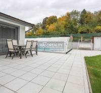 Predaj, rodinný dom s bazénom Domaniža - EXKLUZÍVNE ... - Terasa rodinného domu v Domaniži so záhradným nábytkom a zakrytým bazénom.