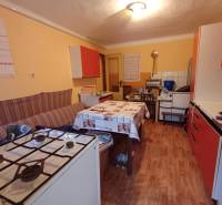 Pekný rodinný dom v obci Dlhá Ves. - Kuchyňa v rodinnom dome s plynovým sporákom a podlahou s dreveným dekorom.