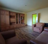 Pekný rodinný dom v obci Dlhá Ves. - Obývacia izba s podlahou s dreveným dekorom v rodinnom dome.