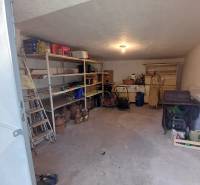 Pekný rodinný dom v obci Dlhá Ves. - Skladový priestor v rodinnom dome s regálmi na uskladnenie v Dlhej Vsi.