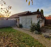 Pekný rodinný dom v obci Dlhá Ves. - Rodinný dom v Dlhej Vsi s dvorom, trávnatou plochou a garážou obklopený plotom.