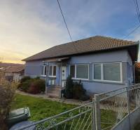 Pekný rodinný dom v obci Dlhá Ves. - Rodinný dom v Dlhej Vsi, modrá fasáda, šikmá strecha, predzáhradka, kovový plot.