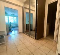 PRENÁJOM- Pekný 3 - izbový byt - Košice Staré mesto - Chodba s dláždenou podlahou a vstavanou skriňou v 3-izbovom byte.