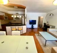 PRENÁJOM- Pekný 3 - izbový byt - Košice Staré mesto - Obývacia izba v 3-izbovom byte s kuchyňou, jedálenským stolom a pohodlným sedením.