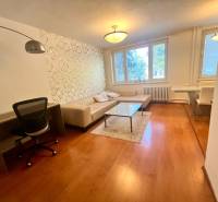 PRENÁJOM- Pekný 3 - izbový byt - Košice Staré mesto - Obývacia izba v 3-izbovom byte s pohovkou, stolíkom a pracovným stolom.