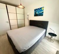 PRENÁJOM- Pekný 3 - izbový byt - Košice Staré mesto - Spálňa v 3-izbovom byte so šatníkovou skriňou a nočným stolíkom.