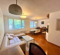 PRENÁJOM- Pekný 3 - izbový byt - Košice Staré mesto - Obývačka v 3-izbovom byte s pohovkou, stolom a jedálenským kútom.