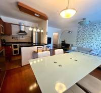 PRENÁJOM- Pekný 3 - izbový byt - Košice Staré mesto - Kuchyňa a obývacia izba v 3-izbovom byte s moderným nábytkom a dekoratívnou stenou.