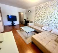 PRENÁJOM- Pekný 3 - izbový byt - Košice Staré mesto - Obývacia izba s béžovou sedačkou a televízorom v 3-izbovom byte.