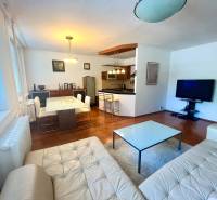 PRENÁJOM- Pekný 3 - izbový byt - Košice Staré mesto - Obývačka s kuchyňou v 3-izbovom byte, vybavenie zahŕňa sedačku, stôl a televízor.