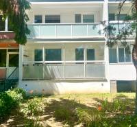 PRENÁJOM- Pekný 3 - izbový byt - Košice Staré mesto - Exteriér bytového domu na Kapitána Nálepku, Košice - mestská časť Staré Mesto s balkónom.