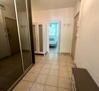 PRENÁJOM- Pekný 3 - izbový byt - Košice Staré mesto - Vstupná chodba s dlažbou v 3-izbovom byte, šatníková skriňa a botník.