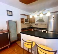 PRENÁJOM- Pekný 3 - izbový byt - Košice Staré mesto - Kuchyňa v 3-izbovom byte s barovým pultom, kovovými stoličkami a elegantnými lampami.