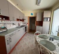 3 izbový byt  balkónom Topoľčany Juh - Kuchyňa so svetlosivými skrinkami v 3-izbovom byte, doplnená jedálenským stolom.