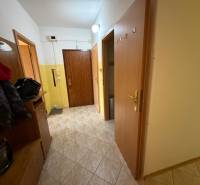 3 izbový byt  balkónom Topoľčany Juh - Vstupná chodba v 3-izbovom byte s vešiakom a skrinkou, podlaha s dlažbou.