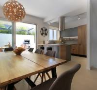 NA PREDAJ moderná vila /251 m²/ v atraktívnej lokalite, ostrov Krk - Interiér Vily s otvorenou kuchyňou, jedálenským stolom a prístupom na terasu.