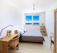 NA PREDAJ moderná vila /251 m²/ v atraktívnej lokalite, ostrov Krk - Svetlá spálňa vo Vile s jednoduchým nábytkom a výhľadom na krajinu.