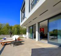 NA PREDAJ moderná vila /251 m²/ v atraktívnej lokalite, ostrov Krk - Vila v Bale s terasou, ležadlami, stolíkom a bazénom obklopeným zeleňou.