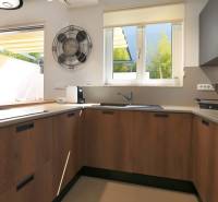 NA PREDAJ moderná vila /251 m²/ v atraktívnej lokalite, ostrov Krk - Kuchyňa vo Vile s veľkým oknom, drevené skrinky a podlaha s dreveným dekorom.