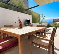 NA PREDAJ moderná vila /251 m²/ v atraktívnej lokalite, ostrov Krk - Terasa vily v Bale s dreveným nábytkom, grilom a kvetmi, výhľad na krajinu.