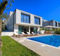 NA PREDAJ moderná vila /251 m²/ v atraktívnej lokalite, ostrov Krk - Vila v Bale s bazénom, ležadlami a záhradou na relaxovanie.