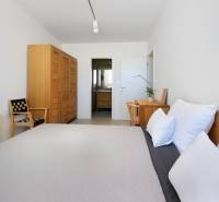 NA PREDAJ moderná vila /251 m²/ v atraktívnej lokalite, ostrov Krk - Spálňa vo Vile s dreveným nábytkom, stolom, stoličkou a výhľadom do kúpeľne.