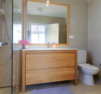 NA PREDAJ moderná vila /251 m²/ v atraktívnej lokalite, ostrov Krk - Kúpeľňa vo vile s dreveným dekorom, sprchou a umývadlom s veľkým zrkadlom.