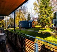 Na predaj krásny apartmám v Štrbe - Balkón 2-izbového bytu na Lúčnej v Štrbe s výhľadom na záhradu so stromami.