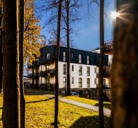 Na predaj krásny apartmám v Štrbe - 2-izbový byt na Lúčnej ulici v Štrbe, obklopený jesenným listnatým parkom.