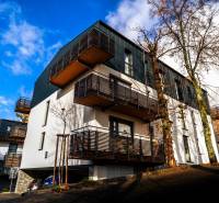 Na predaj krásny apartmám v Štrbe - Bytový komplex na Lúčnej ulici v Štrbe s balkónmi a parkovaním v peknom prostredí.