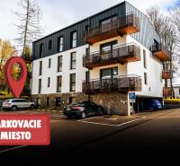 Na predaj krásny apartmám v Štrbe - Moderný bytový dom na Lúčnej ulici v Štrbe s parkovacím priestorom pred budovou.