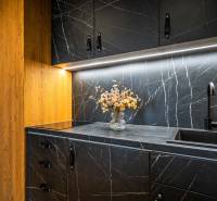 Na predaj krásny apartmám v Štrbe - Kuchynská linka v 2-izbovom byte s mramorovým efektom a drevenou skriňou.