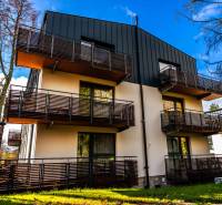 Na predaj krásny apartmám v Štrbe - Bytový dom na ulici Lúčna v Štrbe s modernými balkónmi a okolitou zeleňou.