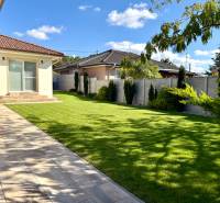 REZERVOVANÉ Na prenájom 4 izbový rodinný dom, Pata, ul. Pod Vinohradmi - Záhrada rodinného domu na ulici Pod vinohradami v Pate s trávnikom a terasou.