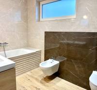 REZERVOVANÉ Na prenájom 4 izbový rodinný dom, Pata, ul. Pod Vinohradmi - Kúpeľňa v rodinnom dome s vaňou, umývadlom, bidetom a podlahou s dreveným dekorom.