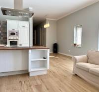 REZERVOVANÉ Na prenájom 4 izbový rodinný dom, Pata, ul. Pod Vinohradmi - Kuchyňa v rodinnom dome s podlahou s dreveným dekorom a pohodlným gaučom.