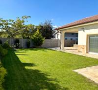 REZERVOVANÉ Na prenájom 4 izbový rodinný dom, Pata, ul. Pod Vinohradmi - Rodinný dom na ulici Pod vinohradami v Pate s udržiavanou záhradou a terasou.