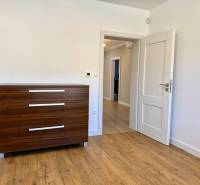 REZERVOVANÉ Na prenájom 4 izbový rodinný dom, Pata, ul. Pod Vinohradmi - Izba v rodinnom dome s komodou a podlahou s dreveným dekorom.