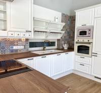 REZERVOVANÉ Na prenájom 4 izbový rodinný dom, Pata, ul. Pod Vinohradmi - Kuchyňa v rodinnom dome s podlahou s dreveným dekorom a vzorovaným obkladom.