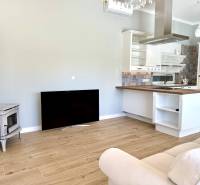 REZERVOVANÉ Na prenájom 4 izbový rodinný dom, Pata, ul. Pod Vinohradmi - Rodinný dom s kuchyňou, kachľami a podlahou s dreveným dekorom.