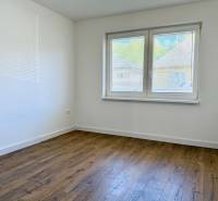 REZERVOVANÉ Na prenájom 4 izbový rodinný dom, Pata, ul. Pod Vinohradmi - Izba v rodinnom dome s bielymi stenami a podlahou s dreveným dekorom.