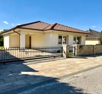 REZERVOVANÉ Na prenájom 4 izbový rodinný dom, Pata, ul. Pod Vinohradmi - Rodinný dom na ulici Pod vinohradami v Pate s terasou a predzáhradkou.