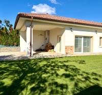 REZERVOVANÉ Na prenájom 4 izbový rodinný dom, Pata, ul. Pod Vinohradmi - Rodinný dom na ulici Pod vinohradami v Pate s terasou a udržiavaným trávnikom.