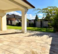 REZERVOVANÉ Na prenájom 4 izbový rodinný dom, Pata, ul. Pod Vinohradmi - Záhrada rodinného domu na ulici Pod vinohradami v Pate s vydláždenou terasou a trávnikom.