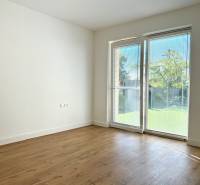 REZERVOVANÉ Na prenájom 4 izbový rodinný dom, Pata, ul. Pod Vinohradmi - Izba s podlahou s dreveným dekorom a veľkými oknami v rodinnom dome.